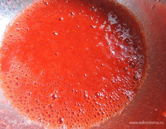 Приготовим клубничное пюре при помощи блендера.