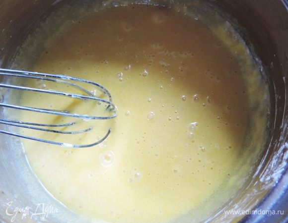 Яйцо смешиваем с сахаром (100г) и крахмалом (ложки набираем с хорошей горкой!!!). Все смешиваем венчиком до однородности.