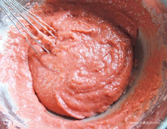 Добавляем пюре. Ставим смесь на средний огонь и, постоянно помешивая, варим до загустения. Когда смесь загустела и начала булькать - крем готов. Даем ему остыть до комнатной температуре, можете воспользоваться холодной баней для ускорения процесса. 