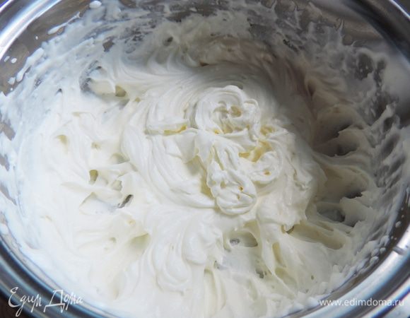 Сметану берите с жирностью 25% и выше!!! иначе вы ее просто не взобьете! И если есть возможность, постарайтесь выбрать менее кислую. Сметану взбиваем с сахаром до устойчивых пиков и растворения сахара.
Я взбивала сразу 350г сметаны и 75г сахара (то есть и для крема, и для украшения вместе). Затем 300г полученного крема смешала с заварным, а в оставшуюся сметану добавила пакетик загустителя сливок (рассчитанный на 200мл), еще раз взбила и отправила в холодильник до востребования.
