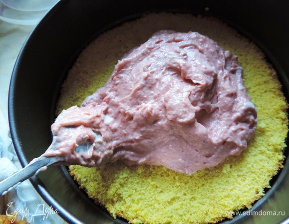 Кладем первый пласт бисквита на блюдо, заключаем его в кольцо или бортик разъемной формы. Это необязательно, но так собрать тортик будет легче и он получится ровным. Выкладываем на корж часть крема, затем продолжаем чередовать бисквит и крем.