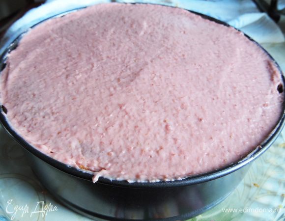 Последний пласт бисквита смазываем небольшим слоем крема и стараемся разровнять как можно тщательнее. Желательно торту дать постоять в холодильнике несколько часов, в идеале оставить на ночь. Но я очень торопилась и принялась украшать его уже через 1,5 часа после приготовления.