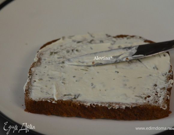 Смазать хлеб сливочным спредом тонко.
