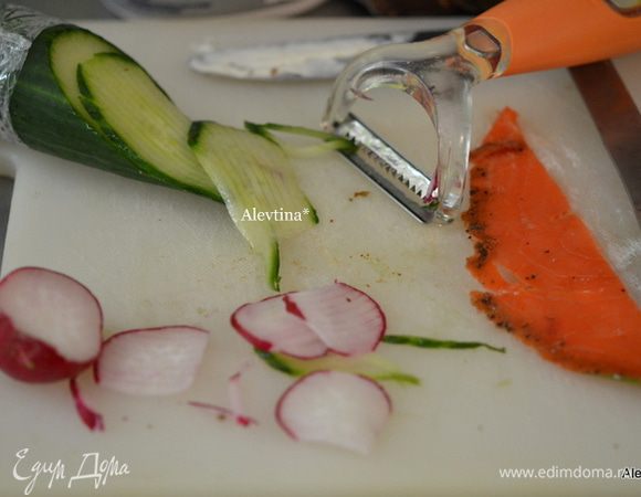 Овощи порезать тонко ножом или специальной овощерезкой. Выложить поверх спреда мозаикой. Поставить в холодильник на 15 мин.
