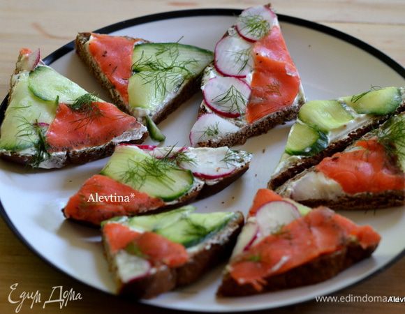 Разрезаем треугольничками и подаем к столу. Приятного чаепития.
