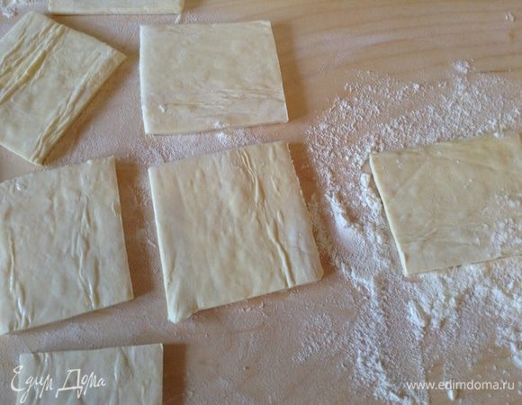 Тесто разрезать на 12 квадратов.