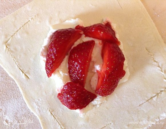 На творог положить клубнику.