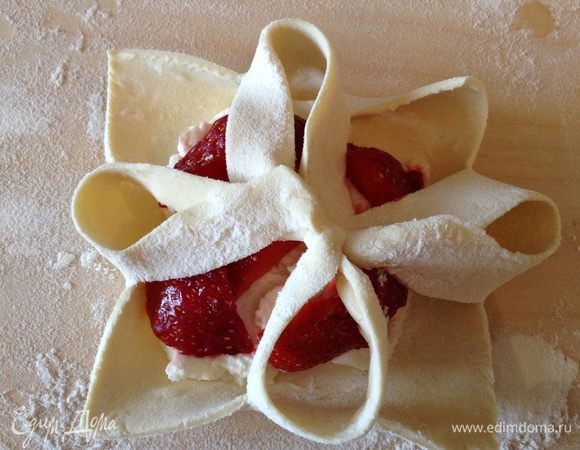 Сложить конвертики. Посыпать миндалем,смазать взбитым яйцом и посыпать коричневым сахаром.