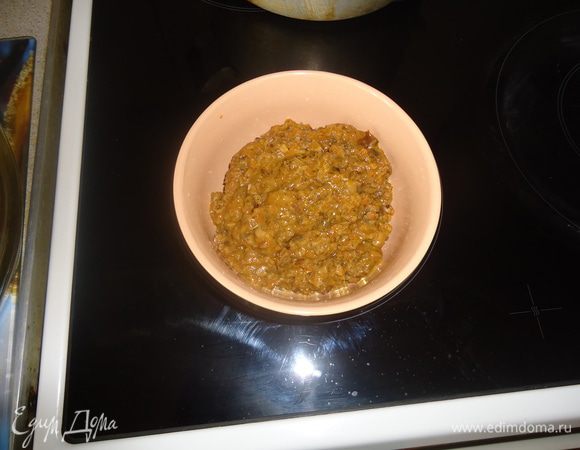 Лук чистим и режем кубиком и выкладываем на разогретую сковороду и обжариваем.