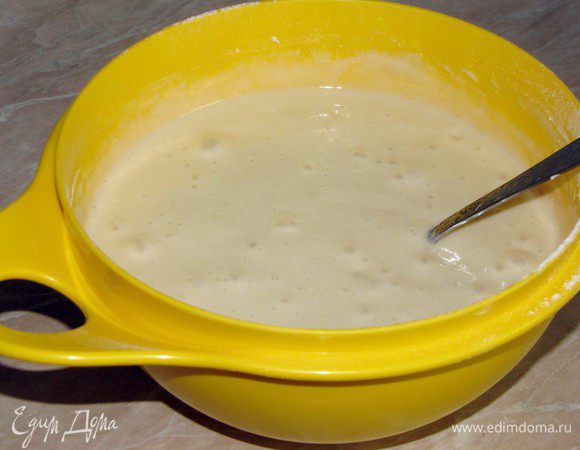 Добавить просеянную с разрыхлителем муку. Перемешать.