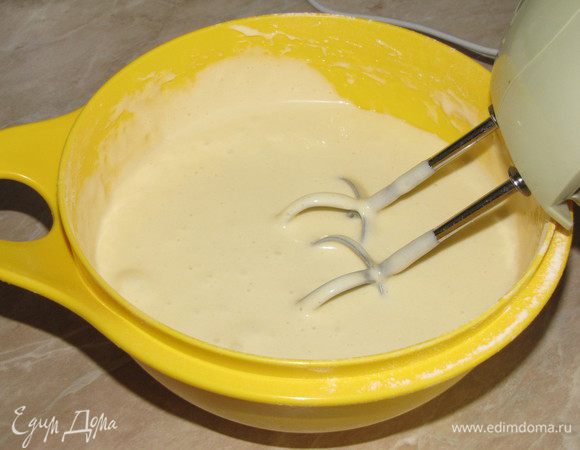 Влить растопленное сливочное масло, хорошо взбить.