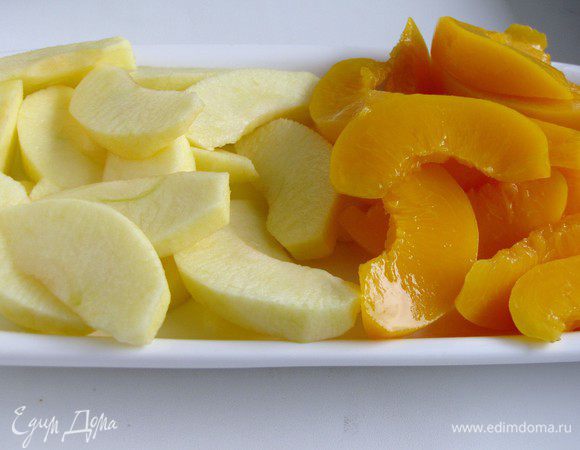 Яблоки очистить и нарезать дольками, удалив сердцевину. Персики обсушить бумажными салфетками и тоже нарезать дольками.