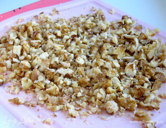 Орехи порубить ножом в крошку, не слишком мелко.