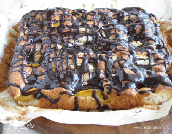 Пирог полить шоколадной глазурью.