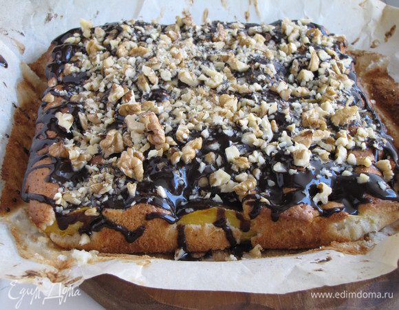 Посыпать рублеными орешками. Дать остыть.