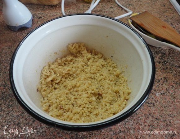 Получившуюся массу измельчить в блендере до однородного состояния. Смешать с томатно-луковым соусом.