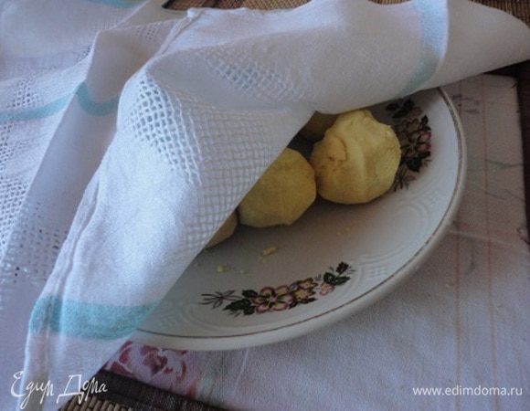 Приготовить тортильяс:
1. Муку просеять на стол горкой, добавить соль и натереть маргарин на крупной терке.
2. Замесить тесто, постепенно подливая теплую воду. Разделить его на 8 шариков, накрыть салфеткой и дать постоять 15-20 минут.
