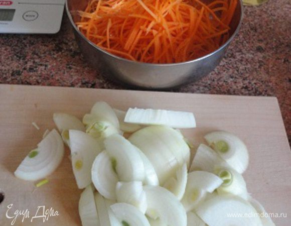 Теперь можно приступить к основному блюду:
1. Лук почистить, нарезать тонкими полукольцами. Перец вымыть, очистить от семян и перегородок, нарезать соломкой.
2. В сковороде разогреть половину растительного масла, обжарить перец и лук до золотистой корочки. Влить томатный сок, довести до кипения, убавить огонь, закрыть крышкой и тушить 12-15 минут, затем переложить в миску.
