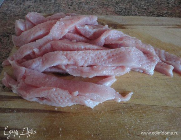 3.Мясо вымыть, обсушить, нарезать длинными узкими брусочками. В сковороду, где тушились овощи, влить оставшееся масло, выложить мясо, посолить, поперчить по вкусу. Добавить вустерский соус, перемешать, жарить до готовности около 10 минут. Затем добавить овощи, перемешать и тушить еще 10-12 минут.
