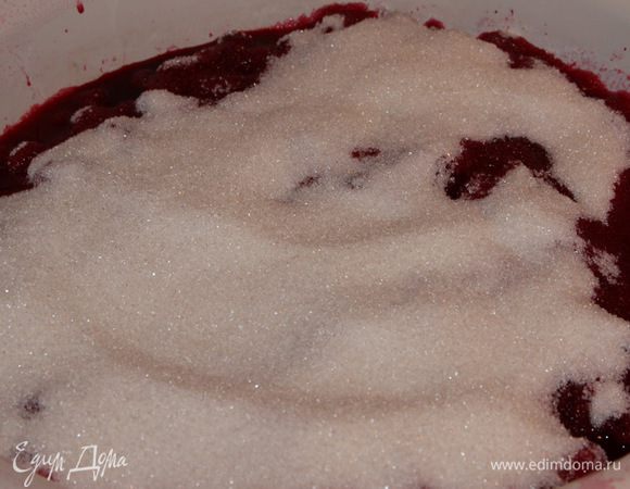 Очищенную и пропущенную через соковыпариватель вишню, выкладываем в таз (у меня старенький алюминиевый, еще мамин) и засыпаем сахаром. У меня это все стоит с вечера до утра.