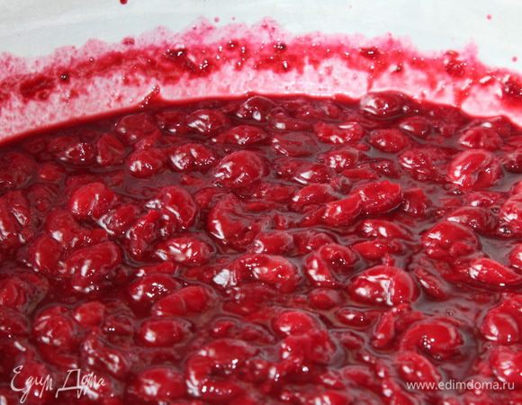 Утром перемешиваем деревянной ложкой,  это имеет такой вид. Как видите, сока еще очень много.