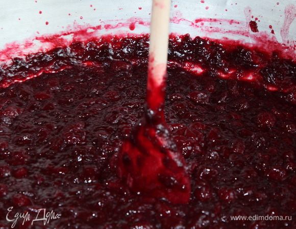 Теперь рассказываю подробно: ставлю таз на огонь, помешивая, довожу до кипения и выключаю. Спокойно ухожу на работу. За это время, пока варенье остывает, лишняя жидкость испаряется. Вечером снова, помешивая, довожу до кипения и выключаю, оставляю остужаться до утра. Я начала варить варенье в воскресенье с утра и сегодня вечером я закончила. Итого, получилось 5 дней. За это время лишняя жидкость испарилась и у нас осталась непереваренная вишня в вишневом желе. Специально сфотографировала, чтобы было видно, сколько жидкости испарилось. И ложку оставила в тазу, чтобы была видна густота варенья: ложка стоит.