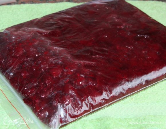Раскладываю остывшее варенье в пластиковые пакеты и отправляю в морозильную камеру.