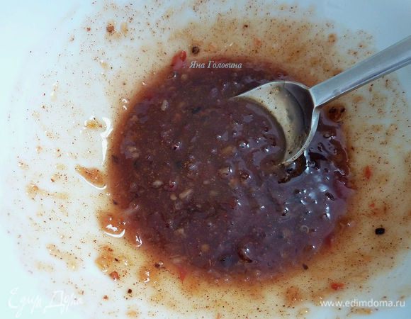 Разогреть духовку на 100 гр . Грудки очистить от жира , костей и кожи . 
Смешать в миске паприку , соус и соль. Пробуем и по необходимости солим . 
