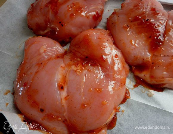 Полученной пастой смазать грудки со всех сторон . На разложенный бумагой продвинь выложить грудки и запекать полтора часа . 
