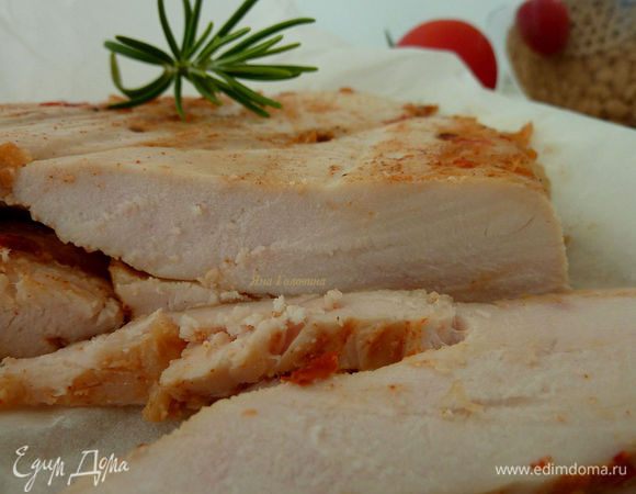 Проверить на готовность можно сделав не большой надрез по середине , мясо должно быть белое и сок прозрачный . 
Выложить грудки остывать , резать когда полностью остынут . Хранятся в холодильники , плотно закрытые до 5 дней . 
