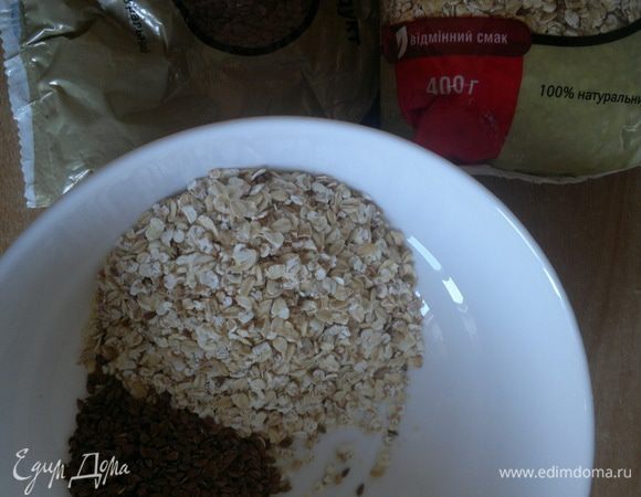 Насыпаю в тарелку овсянку и лен. 