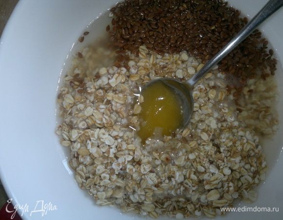 Добавляю мед, заливаю кипятком (150 мл) и тарелку накрываю крышкой на 3-5 минут.