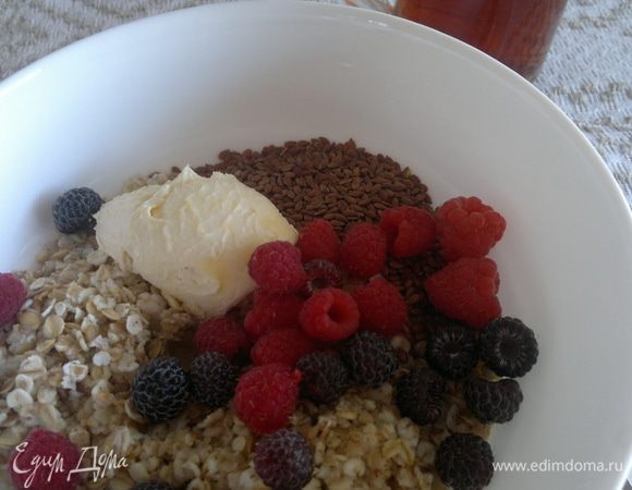 Хлопья хорошо набухли и можно теперь уже положить сметану домашнюю и  ягоды.