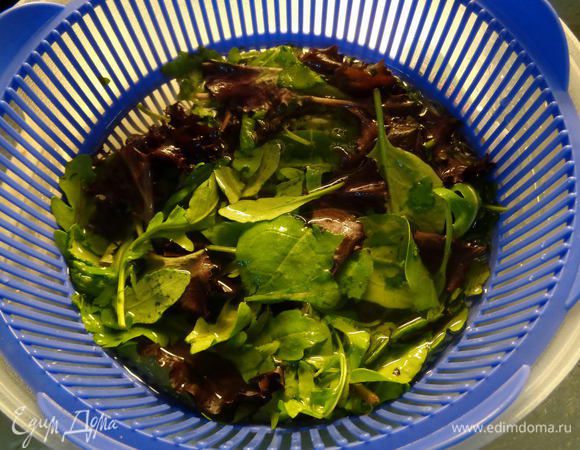 Залить смесь салатов холодной водой. У меня микс такой: рукола, беби-шпинат, мелколистовые -  салат лолло росса, красный салат ромэн и батавия. Можно взять любую салатную смесь. Чем больше видов салатов, тем вкуснее.