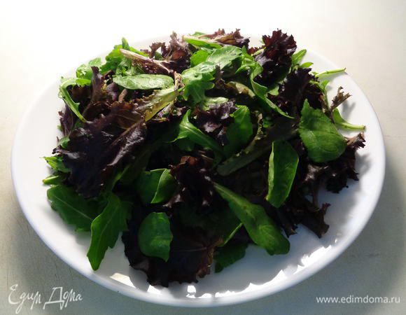 Выложить салат на блюдо.