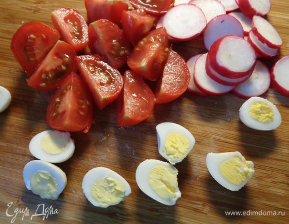 Редиску (у меня крупных 4 штуки) порезать кружочками. Помидоры черри (у меня крупные) на четвертинки, а сваренные вкрутую перепелиные яйца порезать пополам.