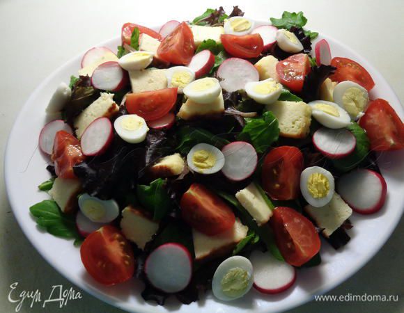 Все порезанные овощи и яйца выложить поверх салата.