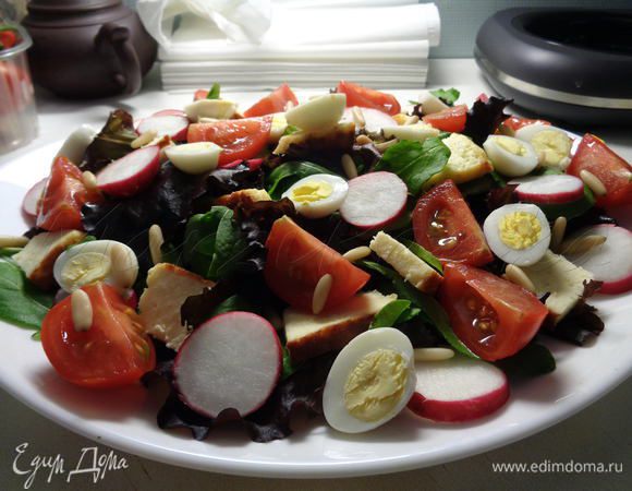 Украсить салат кедровыми орешками. Посолить и поперчить.