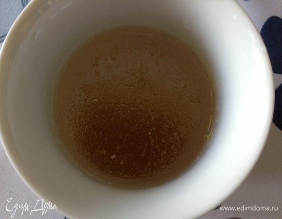 Желатин положить в холодную воду на 15-20 минут. Когда желатин набухнет, то поставить на мин. огонь и подогреть до полного растворения. ( не кипятить!!!)