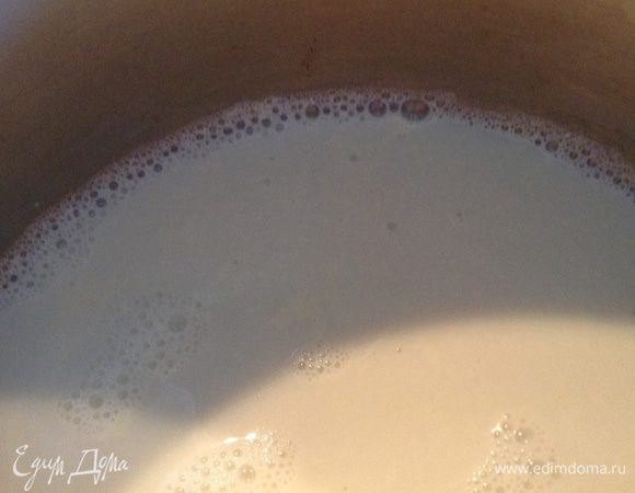 Молоко вскипятить, влить желатин в горячее молоко, хорошо перемешать, остудить.