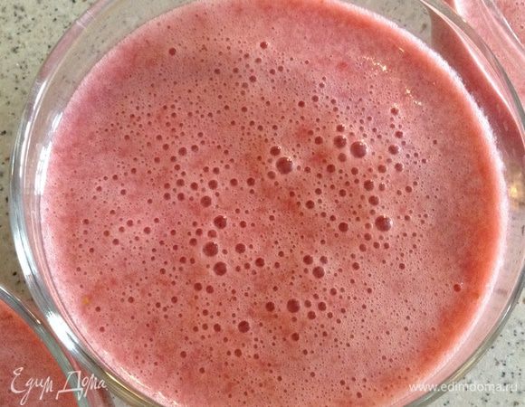 Остывшее молоко хорошо взбить. В конце взбивания добавить клубнику.