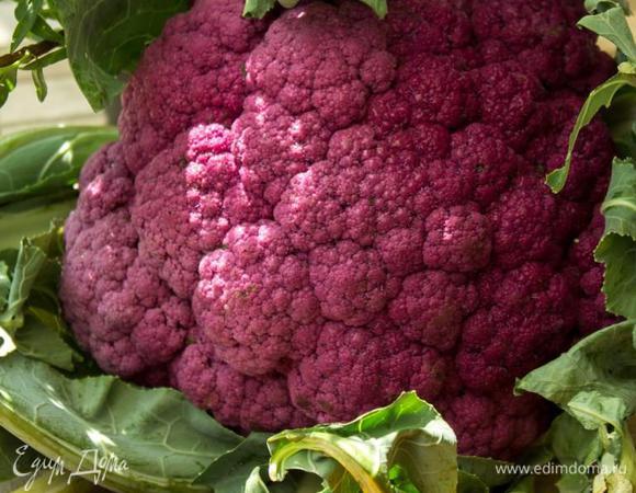 Берём фиолетовую цветную капусту и готовим на пару над солёной водой. Если готовить непосредственно в воде, то капуста станет неинтересного синего цвета. Затем снимаем с огня и даём остыть. Когда капуста остыла, разбираем на соцветия.