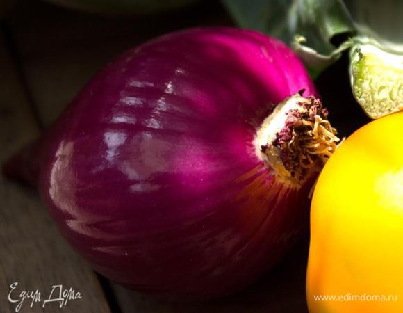 Берём красный или синий лук в тон капусте, мелко рубим. Соединяем сливки, масло и какой-нибудь мягкий уксус. Добавляем в заправку мёд, горчицу, классический соевый соус, мелкопорубленную зелень лука.