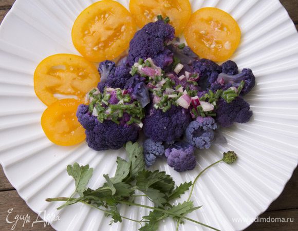 Подаём капустный салат, щедро полив заправкой, и обязательно с нарезанным ярко-жёлтым помидором! Приятного аппетита!