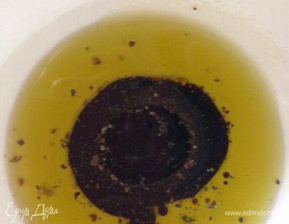 Для заправки смешать масло, уксус, перец и соль по вкусу. 