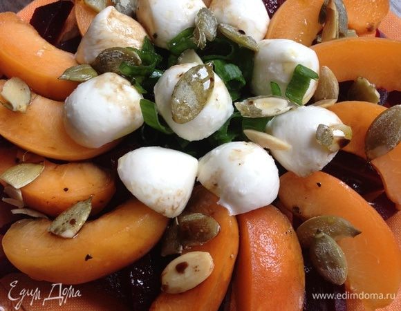 Выложить на порционную тарелку слой свеклы, на него кольцом ломтики абрикосов, лук выложить в центре горочкой, по его окружности положить сыр, полить заправкой и посыпать семечками.
Можно кушать и получать удовольствие!!!