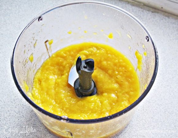 Брать только очень спелое манго. С манго снять шкурку, вырезать косточку, нарезать кубиками. В блендере измельчить манго в пюре. Отжать пюре, чтобы удалить лишний сок.