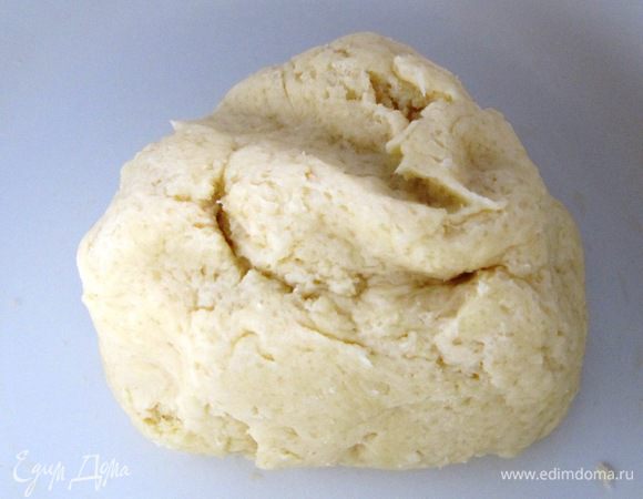 Муку просеять, смешать с разрыхлителем и двумя ложками сахарного песка. Добавить мягкое масло, сметану, ароматизатор. Замесить тесто.