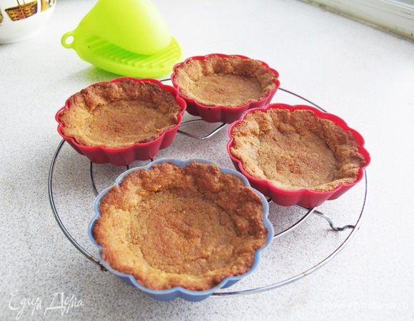 Для выпечки лучше использовать силиконовые формочки, из них удобнее извлекать готовые корзиночки. Выпекаем около 20 минут при 200 градусах. Остужаем, и извлекаем из формочек.