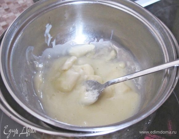 На водяной бане растопить белый шоколад, добавив к нему сливки.